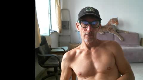Snapshot of jlmbud chatting on October 7, 1:15 pm jlmbud online show from October 7, 1:15 pm