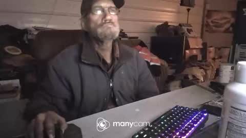 Snapshot of jmoorez2001 chatting on January 25, 1:43 am johnny online show from January 25, 1:43 am