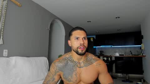 Snapshot of joe_esthetic chatting on January 30, 12:18 am joe_esthetic online show from January 30, 12:18 am