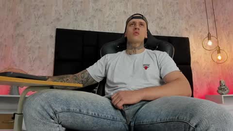 Snapshot of joeysexx1 chatting on December 12, 3:43 am online show from December 12, 3:43 am