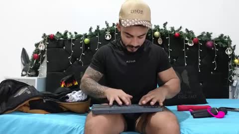 Snapshot of john_and_louis chatting on December 26, 11:10 am John online show from December 26, 11:10 am