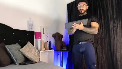 Snapshot of john_and_louis chatting on September 13, 11:44 am John online show from September 13, 11:44 am