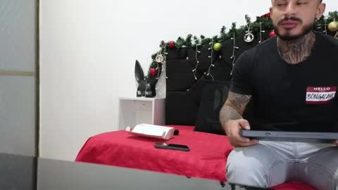 Snapshot of john_and_louis chatting on December 19, 10:56 am John online show from December 19, 10:56 am