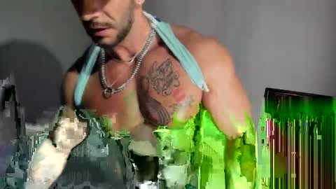 Johnnystrongarms                 online show from October 29, 3:20 am