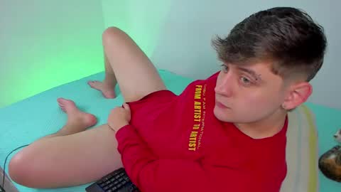 Snapshot of jordan_di31 chatting on December 17, 6:53 pm Jordn follow me on my soyjordanditri model account online show from December 17, 6:53 pm