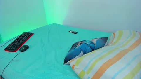 Snapshot of jordan_di31 chatting on December 19, 4:02 pm Jordn follow me on my soyjordanditri model account online show from December 19, 4:02 pm