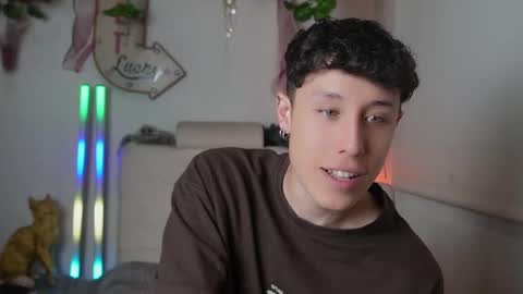 Hi im new here i like video games skate i enjoy every type of art im curious and i like to try new things online show from February 17, 3:49 am