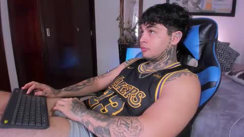 juan_alvarez18 online show from November 20, 5:12 pm