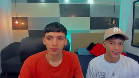 Snapshot of juan_nd_steven chatting on December 24, 4:44 am JuanSteven online show from December 24, 4:44 am