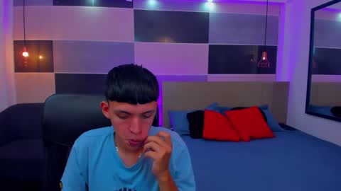 Snapshot of juan_nd_steven chatting on December 20, 5:04 am JuanSteven online show from December 20, 5:04 am