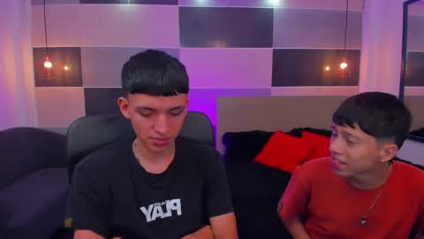 Snapshot of juan_nd_steven chatting on December 4, 4:32 am JuanSteven online show from December 4, 4:32 am