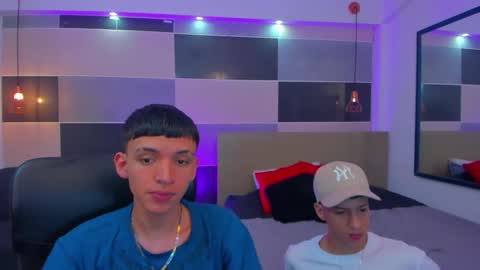 Snapshot of juan_nd_steven chatting on January 8, 4:23 am JuanSteven online show from January 8, 4:23 am