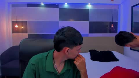 Snapshot of juan_nd_steven chatting on February 22, 4:40 am JuanSteven online show from February 22, 4:40 am