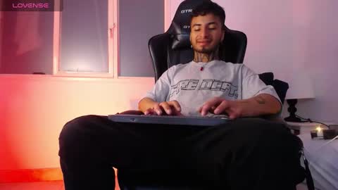 Snapshot of juancamilo66_ chatting on February 18, 4:58 am juancamilo66_ online show from February 18, 4:58 am