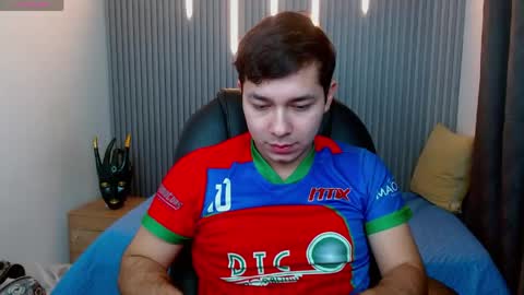 julian_smith21 online show from March 23, 3:12 am