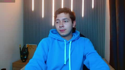 julian_smith21 online show from April 4, 11:57 pm