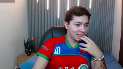 julian_smith21 online show from March 22, 3:11 am