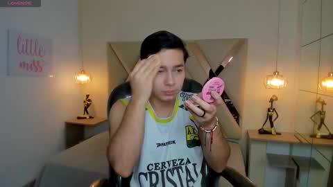 julian_smith21 online show from March 18, 12:52 pm