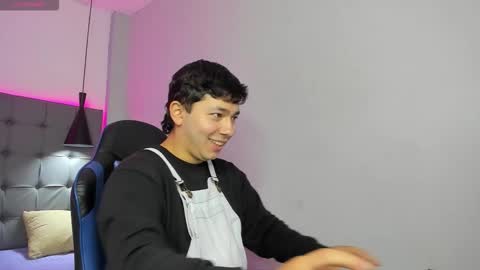 julian_smith21 online show from March 19, 12:52 pm