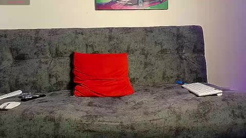 Julian independent model online show from May 4, 2:35 am