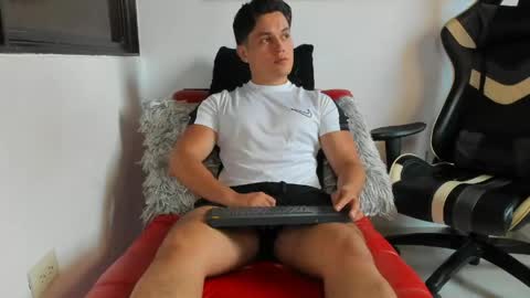 julian_wallace online show from April 24, 6:43 pm