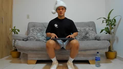 Snapshot of julian_wallace chatting on December 14, 12:33 am julian_wallace online show from December 14, 12:33 am