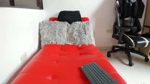 julian_wallace online show from April 23, 4:09 pm