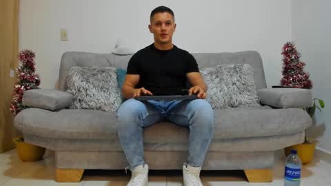 Snapshot of julian_wallace chatting on December 19, 2:23 am julian_wallace online show from December 19, 2:23 am