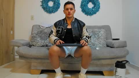 Snapshot of julian_wallace chatting on January 13, 1:56 am julian_wallace online show from January 13, 1:56 am
