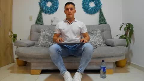 Snapshot of julian_wallace chatting on December 20, 9:39 pm julian_wallace online show from December 20, 9:39 pm