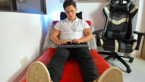 julian_wallace online show from April 27, 5:41 pm