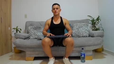 Snapshot of julian_wallace chatting on December 18, 12:10 am julian_wallace online show from December 18, 12:10 am