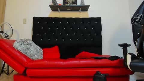 Snapshot of julian_wallace chatting on February 24, 3:09 pm julian_wallace online show from February 24, 3:09 pm