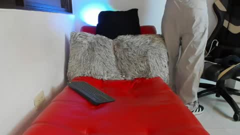 julian_wallace online show from April 18, 7:58 pm