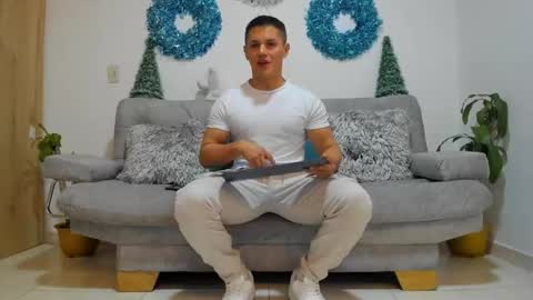 Snapshot of julian_wallace chatting on December 24, 10:28 pm julian_wallace online show from December 24, 10:28 pm