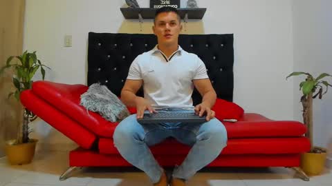 Snapshot of julian_wallace chatting on February 14, 11:10 pm julian_wallace online show from February 14, 11:10 pm