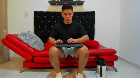 Snapshot of julian_wallace chatting on February 23, 7:14 pm julian_wallace online show from February 23, 7:14 pm