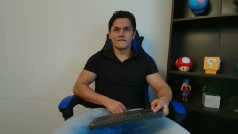julian_wallace1 online show from July 27, 10:06 pm