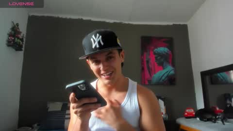 julian_wallace1 online show from June 5, 6:14 pm