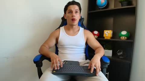 julian_wallace1 online show from July 28, 8:52 pm