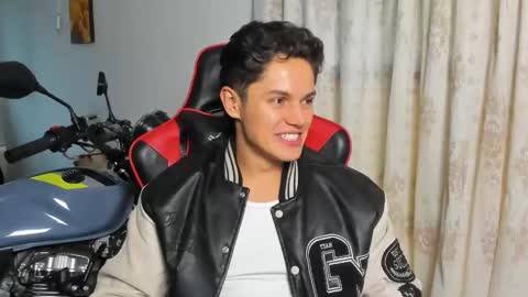 julian_wallace1 online show from June 8, 10:00 pm