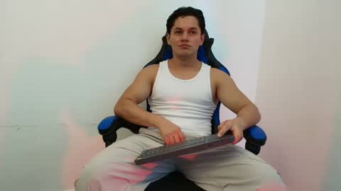 julian_wallace1 online show from July 28, 7:39 pm