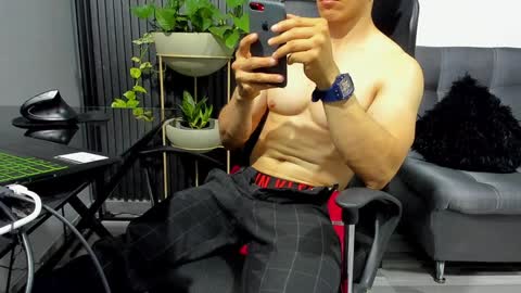 Snapshot of juliansexxx16 chatting on February 4, 10:55 pm Julian online show from February 4, 10:55 pm