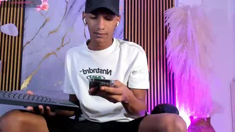 Snapshot of juliensaint_ chatting on October 15, 12:13 pm Julien online show from October 15, 12:13 pm