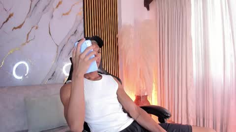 Snapshot of juliensaint_ chatting on October 29, 12:41 pm Julien online show from October 29, 12:41 pm