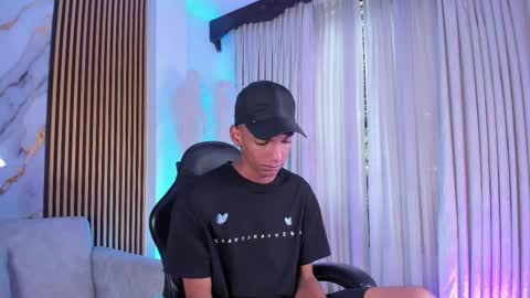 Snapshot of juliensaint_ chatting on October 27, 12:29 pm Julien online show from October 27, 12:29 pm