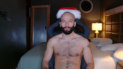 Snapshot of justin_hton chatting on December 27, 10:45 am Justin online show from December 27, 10:45 am