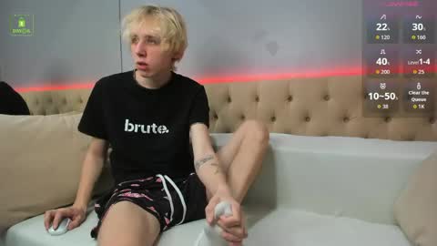 justTEEN online show from April 28, 10:20 am