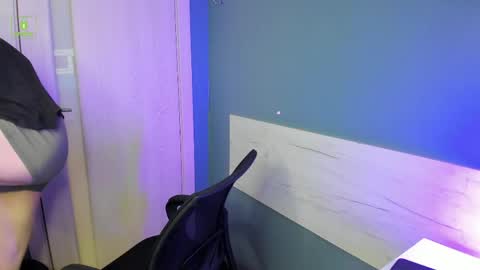 justTEEN online show from April 7, 10:15 am