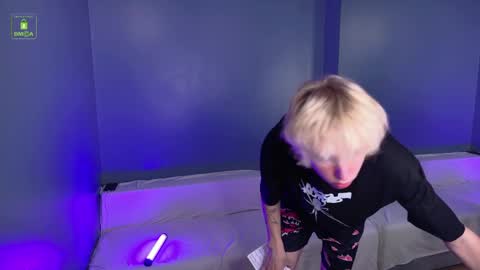 justTEEN online show from April 10, 10:33 am